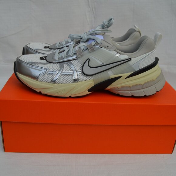 Nike V2K Run Women's Shoes with Reflective Accents Size W9/M7.5 (New) - Picture 13 of 14